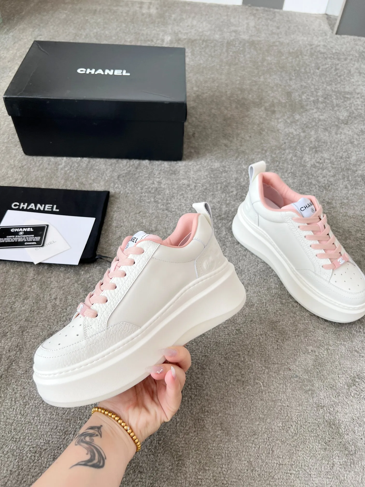 👟👟Ex-factory price 540👟👟 Super popular Chanel Chanel 2025 new casual sports shoes and sneakers. Hard to find in the counter. Super beautiful color. Very versatile. Super comfortable. Full of small fragrance. Classic, durable and versatile. The upper is made of spliced materials. Genuine cowhide, sheepskin lining, original pU+Tpa sole, good resilience. Wear light, white, white and black, white and pink code number: 35-40